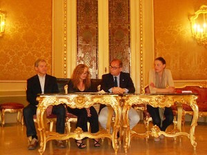 Il poeta Tiziano Broggiato, l'ideatrice del progetto, Luisa Mazza, il sindaco di Noto, Corrado Bonfanti, l'assessore ai Beni Culturali del Comune di Noto, Costanza Messina