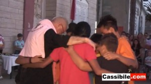 padre_arnone_con_giovani