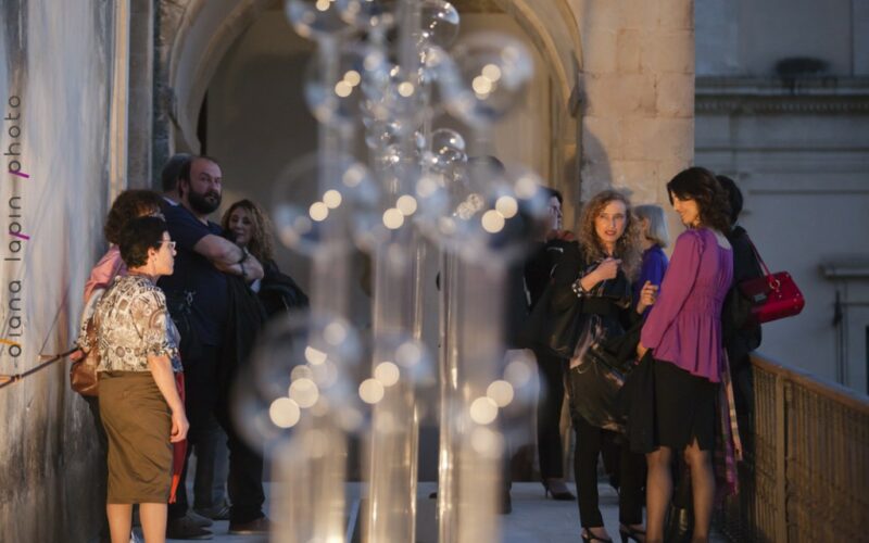 Noto – Il Giardino della Bellezza”, “Incammìnati Incamminàti”, forme cristalline nell’installazione di Luisa Mazza