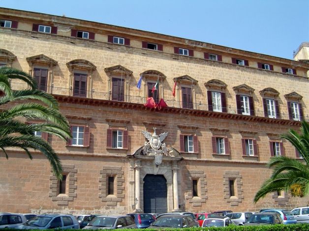 SICILIA: FINANZIARIA TRA SCURE E CAREZZE, ECCO TAGLI E CONTRIBUTI
