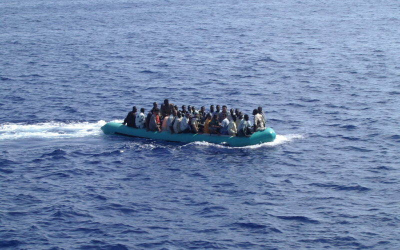 GUARDIA COSTIERA SOCCORRE 180 MIGRANTI
