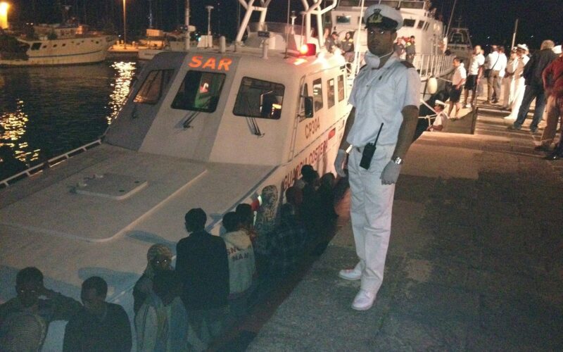 Siracusa: La Guardia Costiera, Marina Militare e Guardia di Finanza soccorrono 163 migranti irregolari