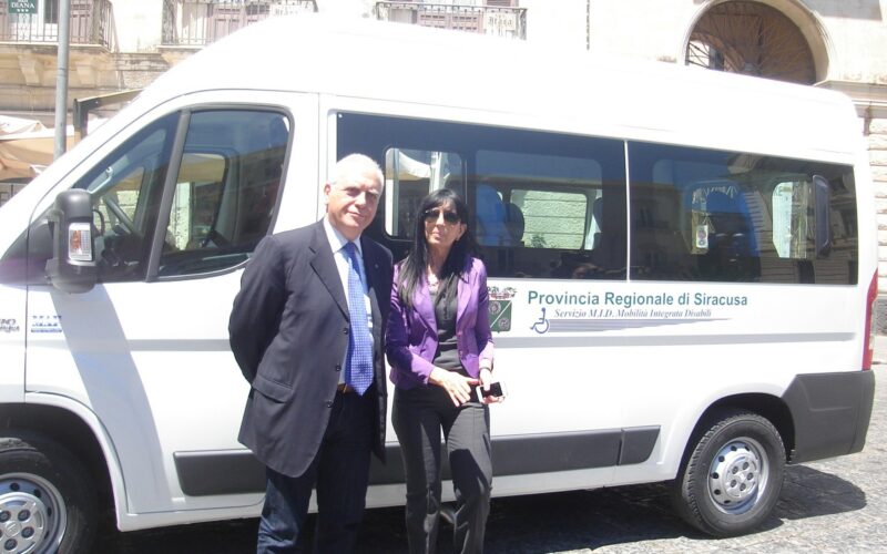 Siracusa: Consegnato alla Provincia regionale un pulmino per il trasporto dei disabili