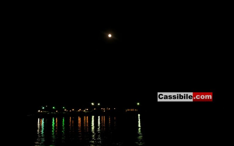 Fontane Bianche: scatti della Luna Rossa sul mare