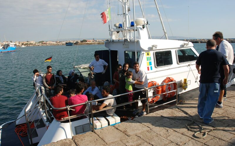 VENDICARI: GUARDIA COSTIERA, SOCCORSI 24 MIGRANTI