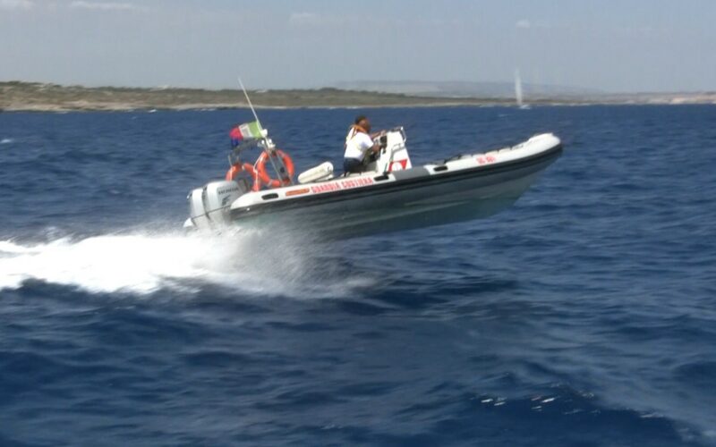 SIRACUSA: GUARDIA COSTIERA SALVA DUE PERSONE CADUTE SULLO “SCOGLIO DEI DUE FRATELLI”