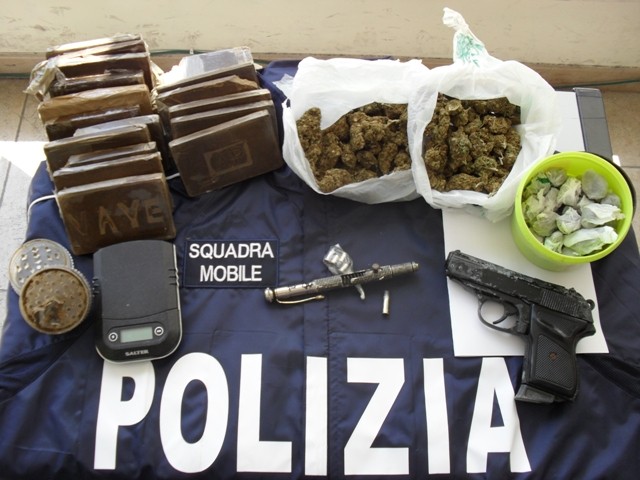 SIRACUSA – NASCONDEVA DROGA IN GARAGE, POLIZIA ARRESTA SIRACUSANO