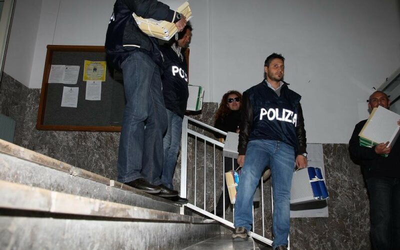 SIRACUSA – “FANTASSUNZIONI”: OPERAZIONE DIGOS, DENUNCIATE 13 PERSONE E SEQUESTRATI BENI