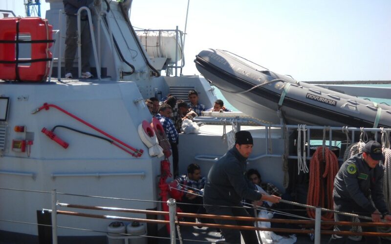 Siracusa, Finanza soccorre barcone con 199 migranti