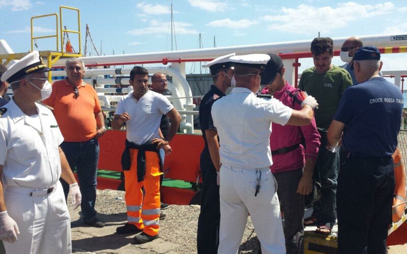 SIRACUSA: SBARCATI 100 MIGRANTI NEL PORTO GRANDE