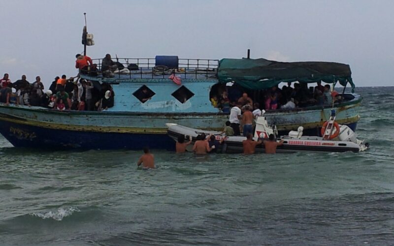 PACHINO – SBARCO DI CIRCA 159 MIGRANTI, SOCCORSI DA BAGNANTI E CAPITANERIA DI PORTO