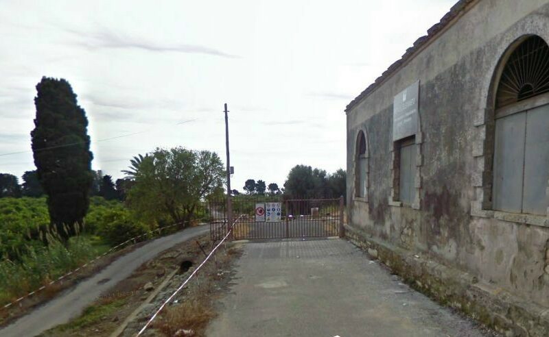 Non pagano parcheggio auto, trovano vetri in frantumi, succede alla Pineta di Cassibile