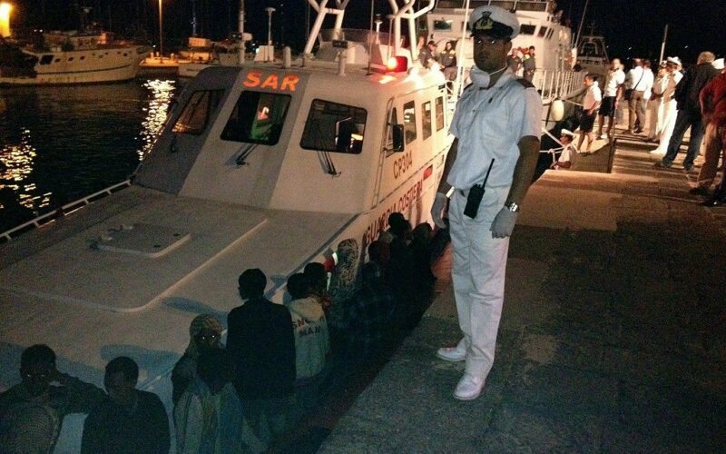 SIRACUSA, IMMIGRATI: BARCONE ARENATO , FERMATI TRE SCAFISTI