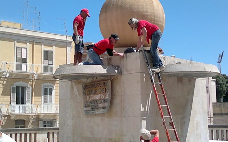 Siracusa, Piazza Leone Luigi Cuella ripulita, è un dono dei volontari