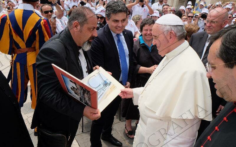 Filippo Seminara va da “Francesco” e gli dona un pezzo della nostra terra