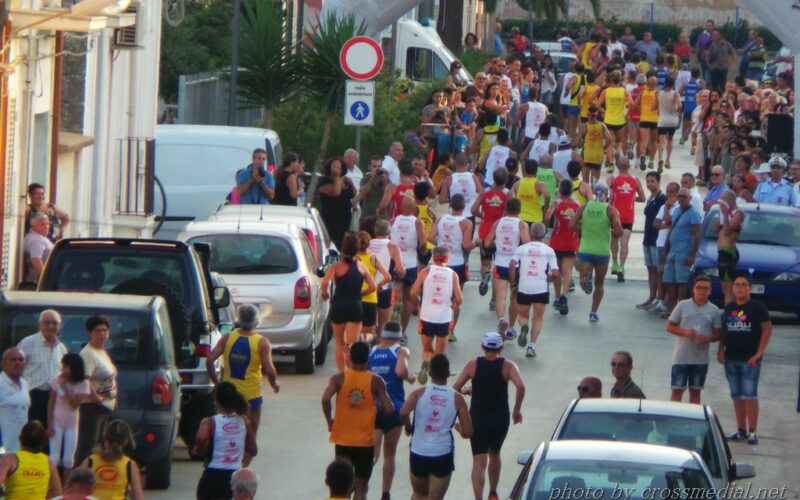 Una gara podistica con le auto parcheggiate, ambo i lati?