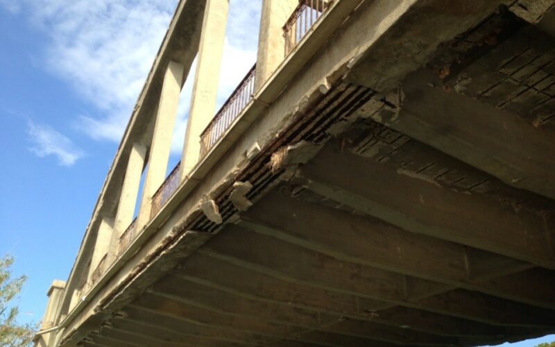 Il ponte sul fiume di Cassibile “non si demolisce”, ma si consolida