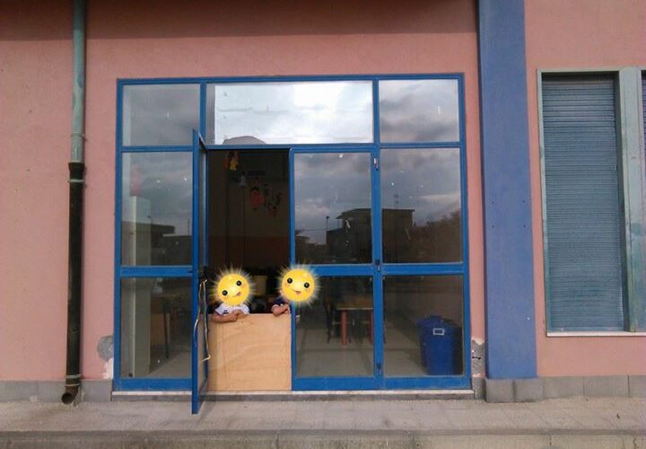 Compensato davanti al finestrone…succede alla scuola materna di Cassibile
