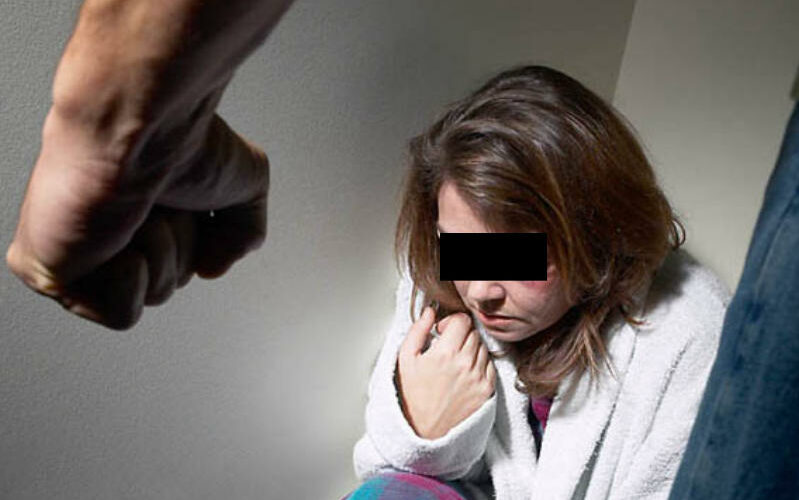 Cassibile, picchiata dalla matrigna davanti all’indifferenza del padre
