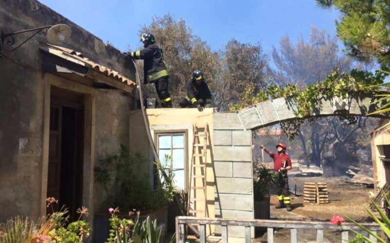 Incendio al Presepe in Cartapesta, paura per le abitazioni vicine [FOTO e VIDEO]