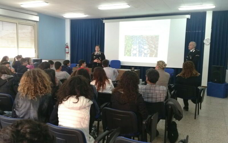 Bullismo e cyberbullismo, i carabinieri ne hanno parlato agli studenti