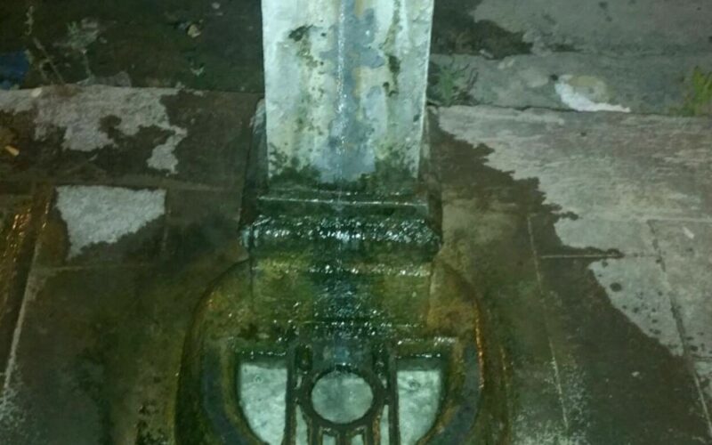 Fontane Bianche, la fontanella perde acqua, ma tutto tace!
