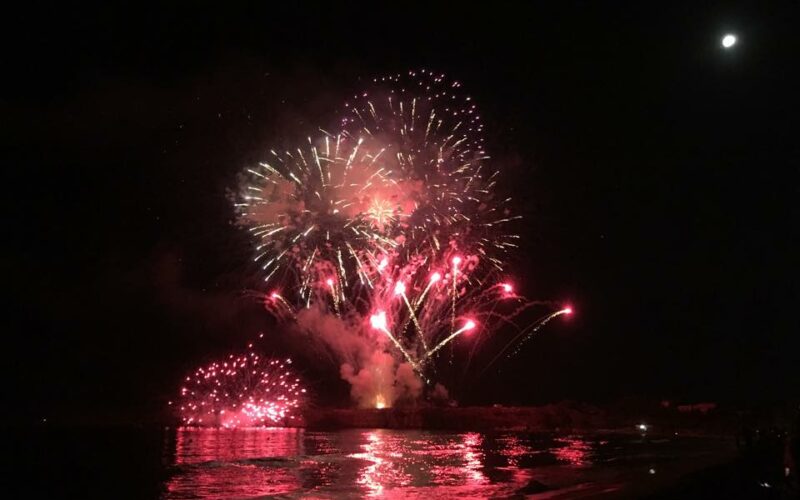 Gli straordinari fuochi pirotecnici della baia di Fontane Bianche