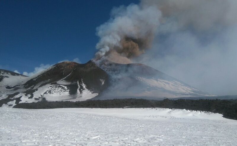 Eruzione l’Etna, colata lavica dal nuovo cratere di sud-est, potrebbe arrivare cenere VIDEO