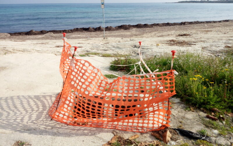 Tombini scoperchiati sulla spiaggia di Fontane Bianche
