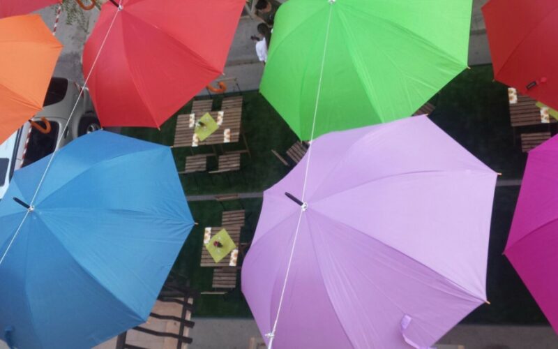La via delle Acacie a Cassibile diventa la strada degli ombrelli colorati [FOTO]