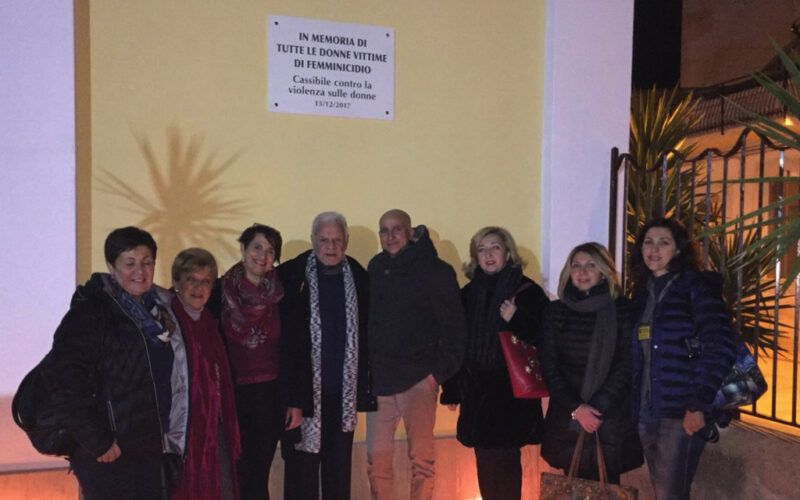 Cassibile, cerimonia di scopertura di una targa alle vittime di femminicidio