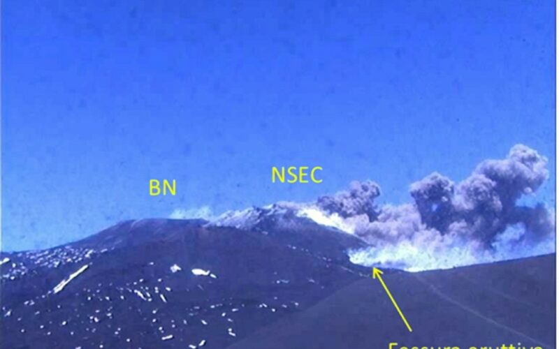 Etna erutta nuovamente, cenere nel versante Nord Est del vulcano