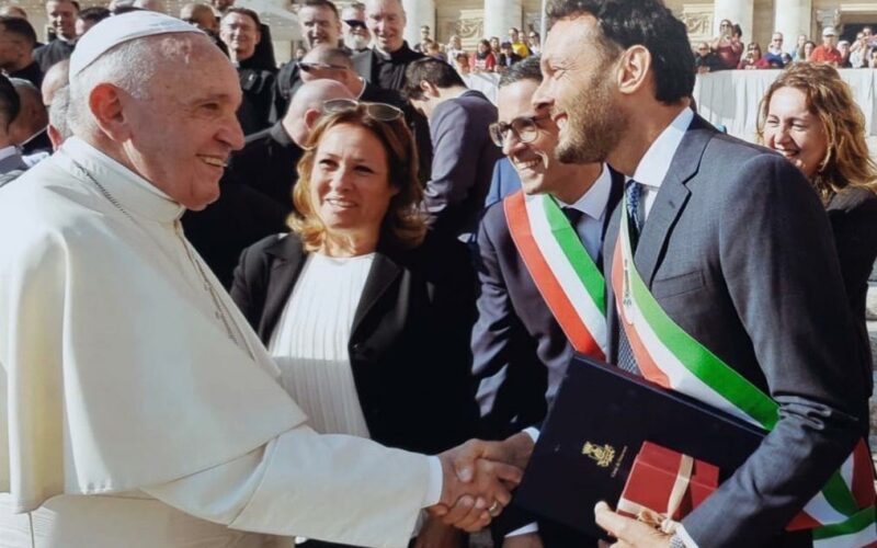 Il sindaco Italia ha incontrato papa Francesco in piazza San Pietro