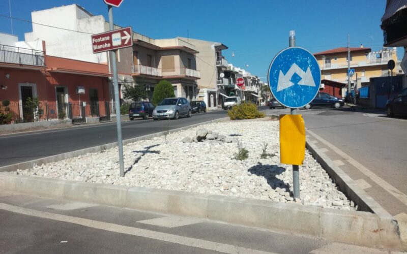 Cassibile, l’aiuola incompleta della vergogna