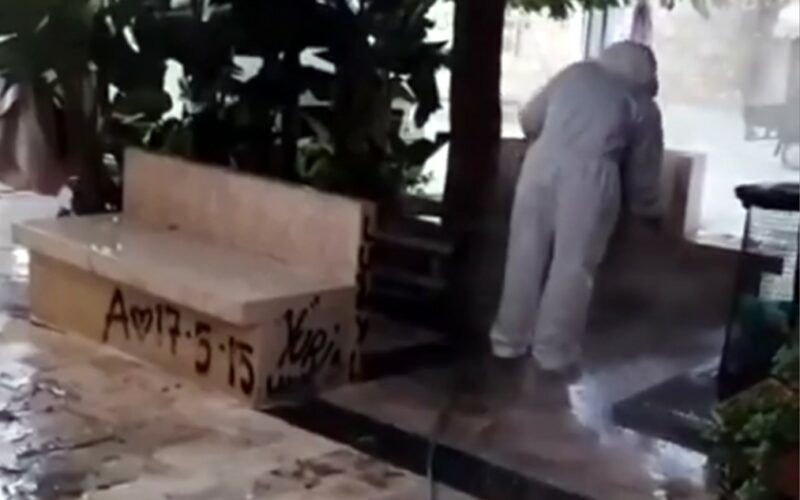 Pulizia mattutina in piazza a Cassibile, con getti d’acqua | Video