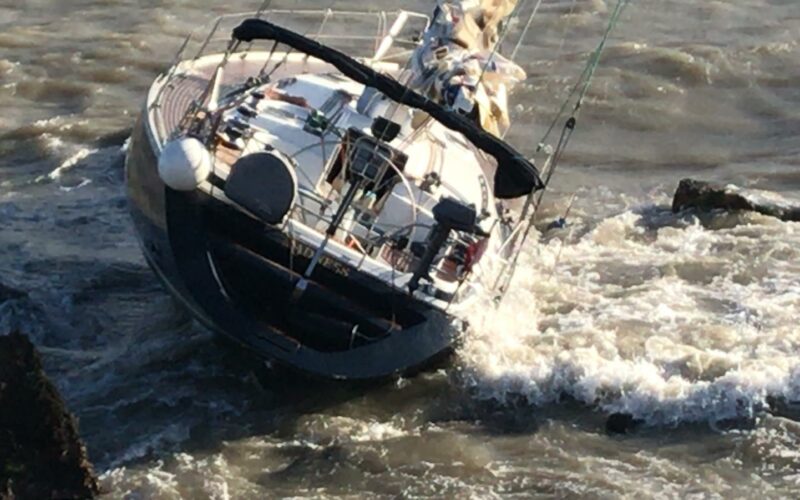 In balia delle onde, uno spiegamento di forze per salvarlo