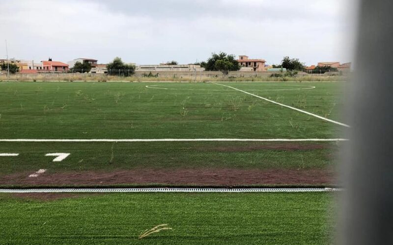 Erba naturale cresciuta su quella sintetica, il campo sportivo di Cassibile abbandonato