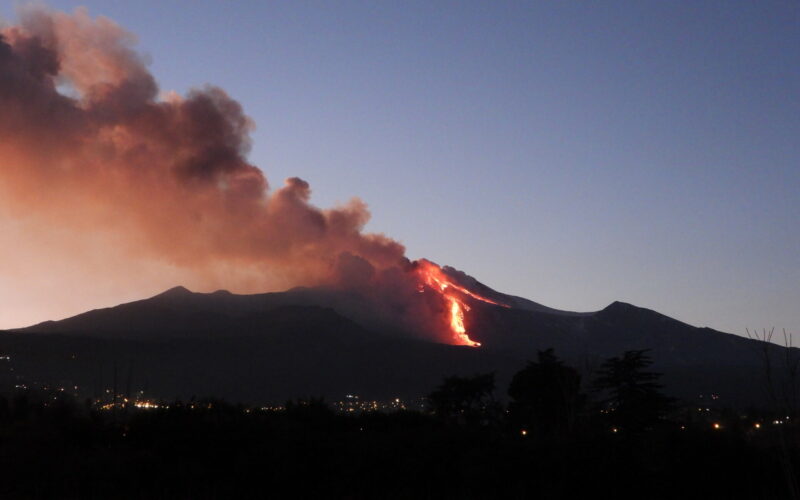 Etna, nuova violenta eruzione dal Cratere di Sud-Est, le immagini 📸