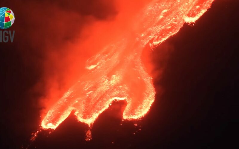 La furia dell’Etna illumina la notte, le immagini video dell’INGV 🔴