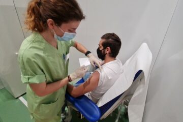 Covid, Musumeci: «Il vaccino unico strumento per evitare crescita contagi»