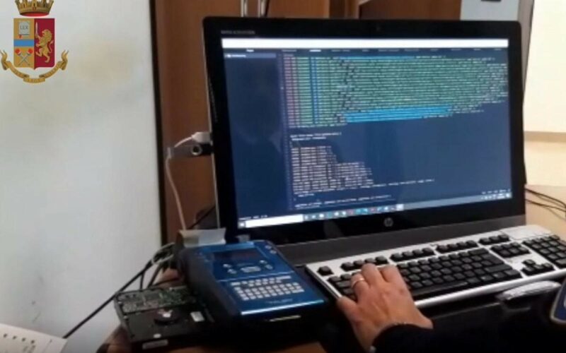 Incastrato da video mentre ruba in appartamento, arrestato