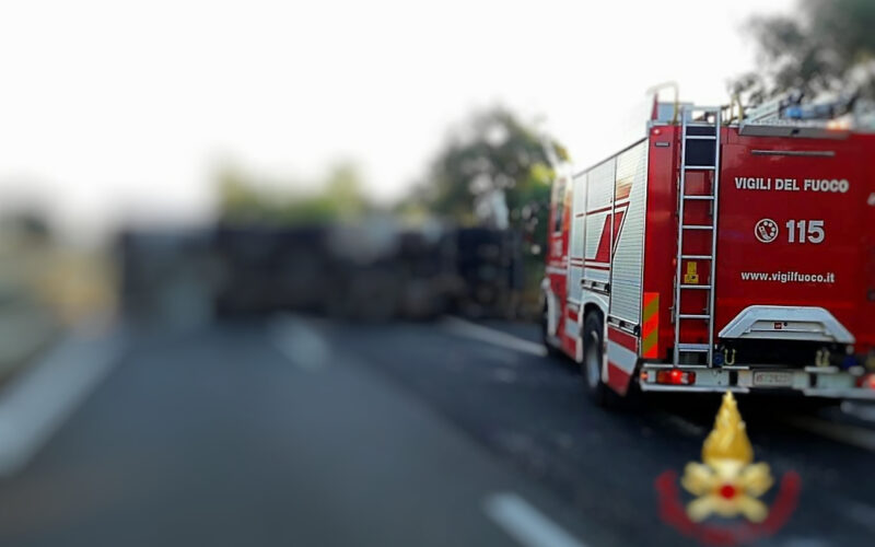 Camion si ribalta su Palermo-Catania, tratto autostrada chiuso a Enna