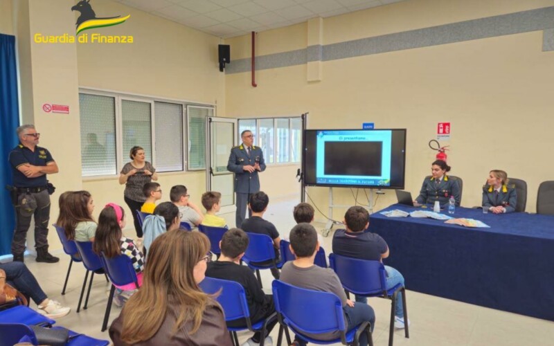 Guardia di Finanza di Enna incontra studenti educazione alla legalità