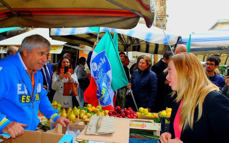 Giorgia Meloni arriva a Siracusa al G7 e fa giro stand