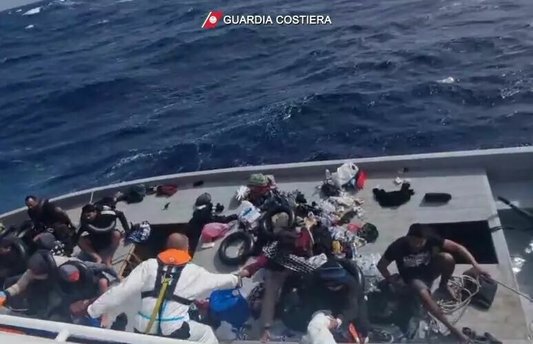 Barcone migranti naufraga: 21 dispersi, 7 sopravvissuti salvati