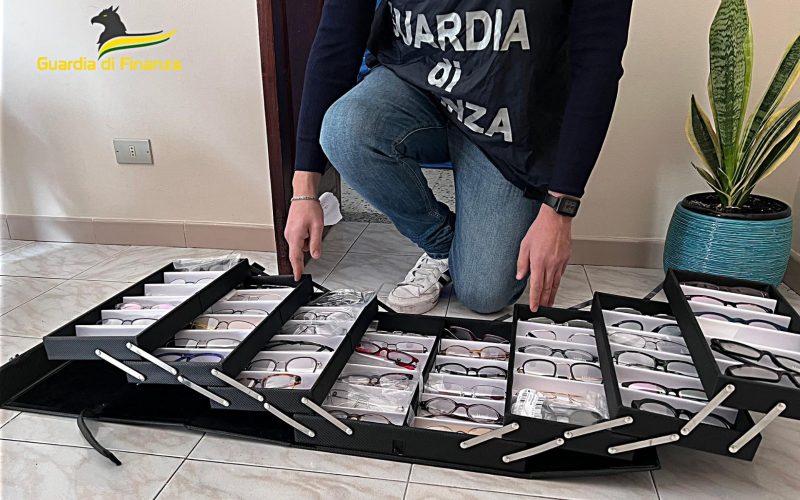 Catania: Sequestrato centro ottico abusivo in appartamento
