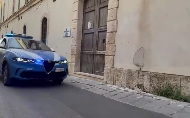 17enni tutti di Siracusa perseguitano anziano, disposta comunità