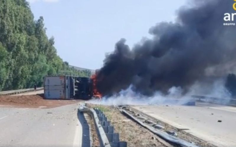 Gibellina, camion si ribalta sulla A29 e prende fuoco