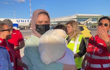 Palermo accoglie Ayeda, bimba afghana curata all’Ismett
