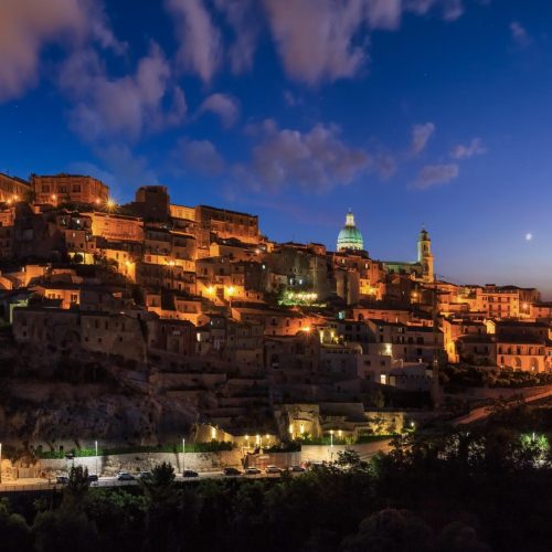 Ragusa ospita il teatro per riscoprire la felicità collettiva